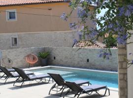 Hotel kuvat: Apartments Mia with pool near Medulin