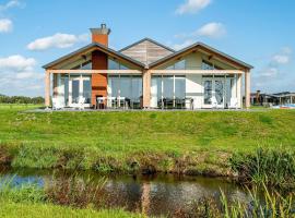 Hotel fotoğraf: Beautiful group house with an unobstructed view, on a holiday park in Friesland