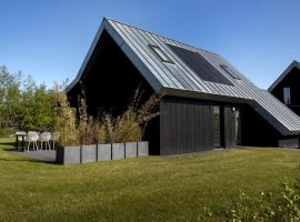 酒店照片: Modern villa with spacious garden, on a holiday park in Friesland