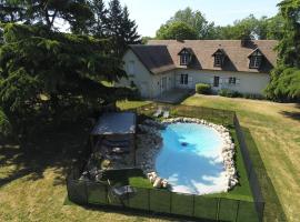 Hotel fotografie: Le Domaine de Baracas 4 étoiles - Le Grand et le Petit Gîte - piscine-SPA-billard-baby-foot-cheminée - 18 personnes