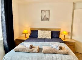 A picture of the hotel: Spacious 3 Bedroom House - Sleeps 5