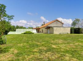 Hotel Foto: Stunning Home In Amailloux With Outdoor Swimming Pool