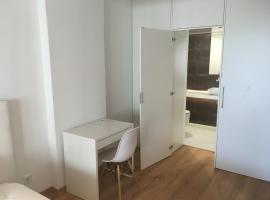 A picture of the hotel: Bedrooms with private bathroom in modern apartment