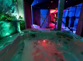 호텔 사진: Les Secrets Rooms - Bonneval - Love Room - Spa et Hammam Privatif