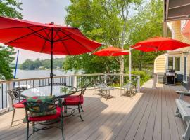 Gambaran Hotel: Vibrant Sterling Lakefront Lodge with Kayaks