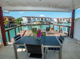 Crystal Waters - Modern Waterfront Villa - King Sized Bed - 235E, hotel a Jolly Harbour