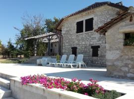 Hotel Photo: Le Petit Soyc - 5 Bed 4 Bath Cottage with pool - sleeps 10