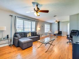 होटल की एक तस्वीर: Denton Vacation Rental Near UNT and Downtown!