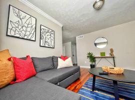 Hotel Photo: Quiet & Quaint apartment, 5 mins to airport and 15 mins to downtown