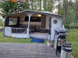 Hotel Photo: Cozy private caravan on our lawn