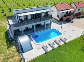 호텔 사진: Awesome Home In Sedlarica With Private Swimming Pool, Can Be Inside Or Outside
