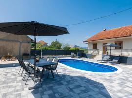 Hotel Photo: Gorgeous Home In Runovici With Kitchen