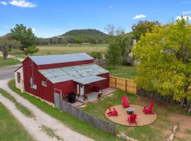 Hotel Foto: Gorgeous Barn Cabin with Firepit 10min from Main St!