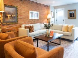 Zdjęcie hotelu: Luxury Federal Hill Home with Rooftop & 4 Parking Spots