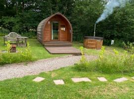 מלון צילום: Country pod with wood fired hot tub