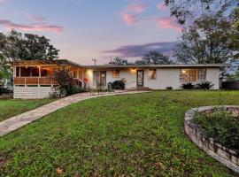 Hotel Photo: Luxury Lakefront Oasis with Boat Dock-Firepit