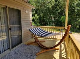 Hotel Foto: Tiny home with hammock loft BBQ and yard