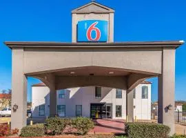 Motel 6-Ennis, TX, hotel v destinaci Ennis