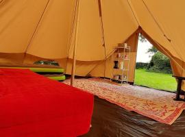 รูปภาพของโรงแรม: Sfeervolle Tipi tent dicht bij de kust.