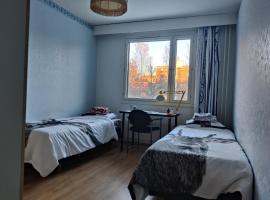 Foto do Hotel: Cozy budget room w/ balcony in shared apartment