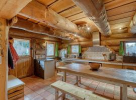 Photo de l’hôtel: Chalet au bord d'un étang privé, Massif du Sancy