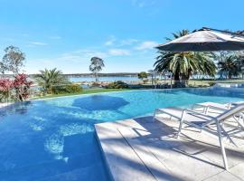 Lake Palm Resort Luxury Retreat absolute Waterfront on 3 acres at Lake Macquarie., ξενοδοχείο σε Dora Creek