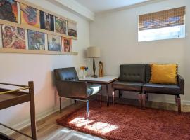 Hotel Foto: Retro suite with separate office walking- distance to downtown Silver Spring!