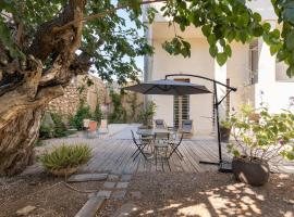 Hotel fotoğraf: Secret Garden in Jaffa + Free Parking