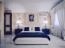Fotos de Hotel: La Maison de Monique - Luxury Villa - 8 Beds, Outdoor Fireplace, Golf!