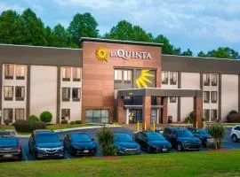 La Quinta Inn & Suites by Wyndham Fayetteville I-95, хотел в Файетвил