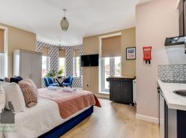 Foto di Hotel: Bright studio with turret and parking by Eagle Owl Property