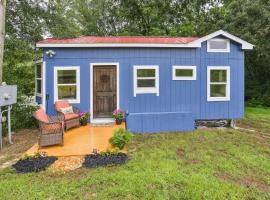 Hotel Foto: Pendergrass Tiny Home Cabin on Pond with Fire Pit!