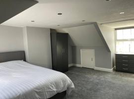 Hotel Photo: Large self contained 1 bedroom flat with parking.