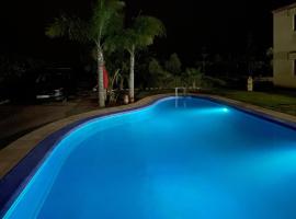 Hotel Photo: Villa avec Piscine, Terrain de Foot et Aire de Jeux pour Enfants