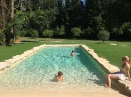 酒店照片: Soleil et piscine au calme d'Avignon, sur l'ile de la BARTHELASSE