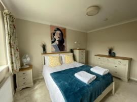 A picture of the hotel: Addlestone Stylish Modern 3 bedroom house 6