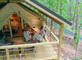 Photo de l’hôtel: 11 Love Shack Luxury Glamping Tent Lovers Theme