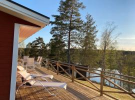 Hotel Foto: Trevligt fritidshus med stor terrasse mot sjöen