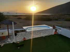 Hotel Photo: Traditional House by The Beach