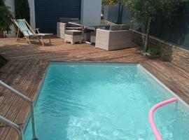 Hotel Photo: Pignon sur piscine