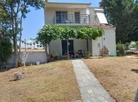 A picture of the hotel: Three bedroom summer house