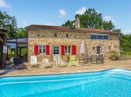 Hotel Foto: Gorgeous Home In Augignac With Kitchen