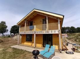 Foto di Hotel: Chalet au cœur de l'Auvergne