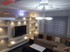 A picture of the hotel: 3JD Lavishly Furnished 1-Bed Apt