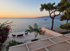 Foto di Hotel: Sea Front Villa near Athens