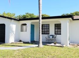 Whole House+Renovated+Pool+Lanai+BBQ+Close to All, ξενοδοχείο σε West Palm Beach