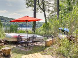מלון צילום: Lakefront New York Abode with Deck, Grill and Fire Pit