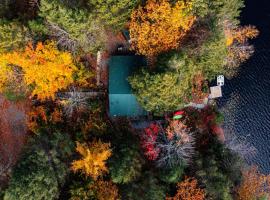 รูปภาพของโรงแรม: Panoramic Water Views , cozy house in Henniker ,NH