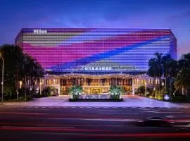 广州万富希尔顿酒店 - 广交会期间免费提供穿梭巴士，邻近麓湖高尔夫俱乐部、广州皮具贸易中心