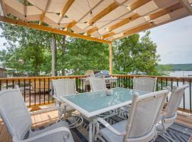 Фотография гостиницы: Lake of the Ozarks Home with Private Deck and Dock!